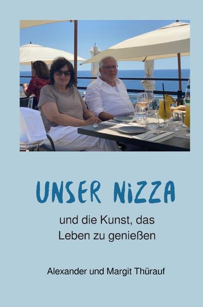 Seit Jahren fahren die beiden Autoren immer wieder in dieselbe Stadt. Was fasziniert sie so an Nizza? In diesem Büchlein erzählen sie gemeinsam und doch aus unterschiedlichen Blickwinkeln über Orte und Wege, die sie besonders lieben, über Land und Leute und wie sie das Leben dort genießen. Es enthält Tipps für traumhafte Ausflüge und Küstenwanderwege, für Einkaufsmöglichkeiten und über Ferienwohnungen in der Altstadt. Eingerahmt wird die Erzählung durch ihre persönliche Liebesgeschichte und natürlich durch köstliche Rezepte von Alexander Thürauf mit Zutaten der Côte d'Azur. Dieses Büchlein entstand während eines Urlaubs im Frühling 2023 in Nizza und war ursprünglich allein für Familie und Freunde der Autoren gedacht. Durch das Interesse und die Nachfrage danach, haben sie sich entschlossen, es nun zu veröffentlichen. Dieser kleine Reiseführer ist als Taschenbuch, E-Book und in der Hardcover-Version als Geschenkbüchlein überall im Buchhandel erhältlich.