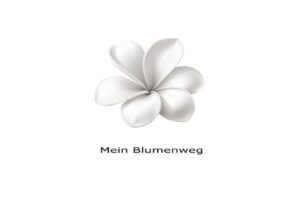 1995 lebte ich abwechselnd in Barcelona und Kiel. Während eines Fluges von Hamburg nach Barcelona las ich Martin Heideggers Buch «Der Feldweg» und war fasziniert. Heideggers Beschreibung des Feldwegs als Fenster zur Tiefe des Seins beeindruckte mich sehr und wie Heidegger betonte, symbolisiert er unsere Beziehung zur Welt und zur Natur. Diese Idee, dass der Alltag philosophische Bedeutungen in sich birgt, erinnerte ich mich an den Tod meines Vaters im Jahr 1952 in Jakarta und ich zeichnete diese Erinnerung in meinem Tagebuch auf. Nun im Jahr 2023, fand ich meine alten Aufzeichnungen wieder und hauchte ihnen neues Leben ein. Ich erinnere mich an eine weiße Welt, wie sie einem Kind oft groß und geheimnisvoll erscheint. Damals durfte ich nicht an der Trauerfeier für meinen Vater teilnehmen. Als Trost schenkte mir meine Mutter eine weiße Plumeria-Blüte und ich verbrachte die Zeit allein in unserem Garten. Hier beginnt meine Erinnerungserzählung: Mein Blumenweg - Plumeria . . .