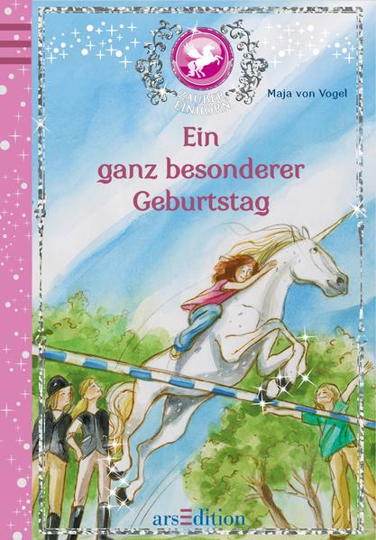 Das Warten war beinahe unerträglich, doch endlich ist es soweit: Greta hat Geburtstag und ihre Eltern schenken ihr tatsächlich eine Probestunde auf dem nahen Reiterhof! Aufgeregt läuft das Mädchen sofort los, um ihren Gutschein einzulösen - und vergisst dabei sogar Sternchen... Und dabei hatte das kleine Einhornfohlen eine ganz besondere Überraschung für Greta vorbereitet. Wütend und enttäuscht folgt es Greta auf den Reiterhof. Was stellt der kleine Schlingel wohl dieses Mal an? Ein zauberhaftes Buch für junge Pferde- und Fantasyfans! Band 5 der spannenden Geschichte um Greta und ihr Einhorn- Fohlen Sternchen!