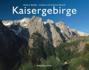 Der Wilde Kaiser erhebt sich vor den Toren Kufsteins wie eine Wunderwelt aus Fels. Wanderer genießen die wunderschönen Almregionen im Naturschutzgebiet Kaisergebirge, sie steigen durchs Kaisertal auf, wandern aufs Stripsenjoch oder sind auf einem der faszinierenden Übergänge unterwegs, allen voran die Steinerne Rinne. Sie bildet einen beeindruckenden Einschnitt im Zackenkamm des Wilden Kaisers, einzigartig im ganzen Alpenraum. Vor allem aber ist der Kaiser ein Klettergebirge. An Fleischbank, Totenkirchl, Predigtstuhl wurde Klettergeschichte geschrieben. Hier wurden neue Techniken entwickelt, neue Schwierigkeitsgrade eröffnet, hier wurden Erfolge gefeiert, aber auch Tragödien durchlebt. Kaum ein bekannter Kletterer, der nicht die namhaften Kaiserrouten kennt, der nicht begeistert ist von den Wänden und Graten, den Kaminen und Rissen. Der Kaiser steht für das alpine Klettern wie kaum ein anderes Gebirge. Interessante Texte stellen die Meilensteine der Klettergeschichte vor, portraitieren Hütten und urige Almen, die Talorte und die Besonderheiten am Wegesrand. Großartige Bilder aus allen Jahreszeiten entführen in die Welt des Wilden und Zahmen Kaisers. Sie machen Lust auf mehr, die Gebietskenner Markus Stadler, Andrea und Andreas Strauß geben Tipps, wo der Kaiser besonders kaiserlich ist.