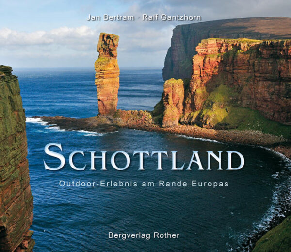 Grüne Landschaften, torfige Hochmoore, zerklüftete Küsten und ein frischer Wind – das prägt Schottland. Der nördlichste Teil Großbritanniens ist mit seiner exponierten Lage Wind und Wetter ausgesetzt. Die Lichtverhältnisse ändern sich rasend schnell und sorgen für beeindruckende Effekte. Outdoorfreunde finden dort Weltklasse-Reviere zum Bergsteigen, für Mehrtageswanderungen und zum Eisklettern, umgeben von weiter und ursprünglicher Natur. Mit exzellenten Fotografien fängt dieser Bildband die Dramatik der Wetterstimmungen ein, zeigt die Rauheit der Natur und landschaftliche Glanzlichter. Er inspiriert mit ausführlichen Tourenbeschreibungen und umfangreichen Karten- und Planungsmaterial zu eigenen Trips. Wanderer finden die kompakten Informationen inklusive Übersichten und Höhenprofilen zu allen wichtigen Trekkingrouten des Landes. Für Kletterer gibt es Routenskizzen (Topos) für die Gullys, Grate und Gipfel. Ralf Gantzhorn ist Journalist und Fotograf