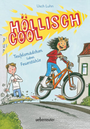 Sissy lernt Fahrradfahren! Gemeinsam mit ihrer Klasse unternimmt sie einen Fahrradausflug zum Bauernhof. Sissy ist Feuer und Flamme und kann nicht verhindern, dass sich ihr Drahtesel in einen Feuerstuhl verwandelt. Auch sonst erlebt sie viele Dinge, die sie aus der Hölle nicht kennt. Onkel Ulrich ist ebenfalls nicht untätig und umschmeichelt die nette Englischlehrerin Miss Julie. Ob er bei ihr wohl landen kann? Sissy geht er mit seinem Liebesgesülze jedenfalls ziemlich auf die Nerven!