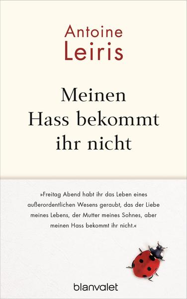 Der bewegende Bericht eines Mannes, der am 13. November 2015 während der Terroranschläge in Paris die Liebe seines Lebens verlor und mit einem einzigen Post die ganze Welt bewegte. Am 13. November 2015 sah Antoine Leiris seine Frau Hélène zum letzten Mal - sie wurde an diesem Tag mit neunundachtzig weiteren Personen im Konzertsaal Le Bataclan Opfer der Terroranschläge in Paris. Während die Welt geschockt und in tiefer Trauer versuchte, eine Erklärung für das Unfassbare zu finden, postete der Journalist auf Facebook einen offenen Brief. In bewegenden Worten wandte er sich darin an die Attentäter und verweigerte „den toten Seelen“ seinen Hass - und den seines damals siebzehn Monate alten Sohnes Melvil. Die Botschaft ging um die Welt. Er, der an jenem Tag die Liebe seines Lebens verlor, hatte nur eine Waffe: seine Worte. Das Grauen, der Verlust und die Trauer haben Antoine Leiris‘ Leben erschüttert. Ehrlich und ergreifend schildert er Momente aus einem zerstörten und doch so zärtlichen Alltag zwischen Vater und Sohn - und sagt damals wie heute, dass das Leben trotzdem weitergehen soll. Antoine Leiris trotzt dem Terror und der Gewalt mit einer bewegenden und hoffnungsvollen Botschaft: „Meinen Hass bekommt ihr nicht“.