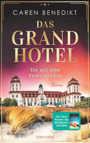 Rache, Liebe und Verrat: Die Geschichte um Bernadette von Plesow, der Inhaberin des Grand Hotels auf Binz, und die ihrer Kinder geht weiter. Bernadette von Plesow hat schon viel durchmachen müssen, aber das letzte Jahr hat ihr fast zu viel abverlangt. Von ihrem prächtigen Hotel konnte sie alle Schäden abwenden, nicht jedoch von ihre Familie: Ihr Sohn Alexander ist tödlich verunglückt. Die Trauer lastet schwer auf ihr, besonders da sie im Unguten auseinandergegangen sind. Unterstützung erhält sie von ihrer Tochter Josephine, jedoch fällt es Bernadette nicht leicht, sich wieder mit aller Kraft dem Hotel zu widmen. Und plötzlich steht auch noch ein Mann vor der Tür, den sie nur von einer alten Fotografie kennt … Bernadettes anderer Sohn Constantin, Eigentümer des verruchten Hotels Astor in Berlin, geht hingegen ganz anders mit der Trauer um seinen Bruder um. Er weiß, dass er die Schuld an dessen Tod trägt, wollte sich doch der Kopf der Frankfurter Unterwelt damit an ihm rächen. Constantin kann und will das nicht hinnehmen. Er hat sich einen perfiden Plan ausgedacht, wie er es dem Mörder seines Bruders zurückzahlen könnte und lässt sich damit auf ein gefährliches Spiel ein … Die Grand-Hotel-Trilogie: Das Grand Hotel. Die nach den Sternen greifen. Das Grand Hotel. Die mit dem Feuer spielen. Das Grand Hotel. Die der Brandung trotzen.