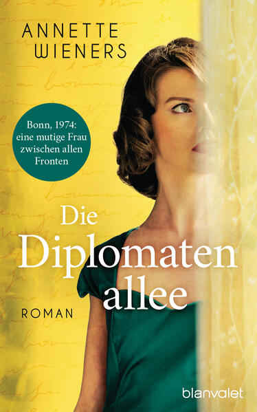 Bonn, Frühjahr 1974: Erstmals lassen sich DDR-Diplomaten in der Bundeshauptstadt nieder. Die Politprominenz feiert, aber die Folgen verändern mehr als ein Leben. Heike lebt zurückgezogen mit Mann und Kindern in Bonn, manchmal hilft sie im Schreibwarenladen mit. Von ihr aus könnte es immer so weitergehen. Doch eines Tages steht ihr alter Uni-Professor im Laden, der Leiter des Instituts für Graphologie. Er möchte sich Heikes enorme Begabung zunutze machen: Niemand kann so viel aus einer Handschrift herauslesen wie sie. Nur will sie mit der Graphologie nichts mehr zu tun haben - aus gutem Grund. Außerdem vertraut sie dem Professor nicht. Tatsächlich ist er in den Aufbau der Ständigen Vertretung der DDR in Bonn verstrickt, und Heike gerät in den Strudel dramatischer Begebenheiten ... Annette Wieners holt mit »Die Diplomatenallee« ein unbekanntes Kapitel der deutsch-deutschen Geschichte ans Tageslicht.