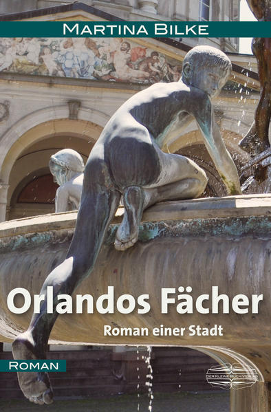 Wie einst Athene dem Haupt des Zeus entspringt Orlando, Schelm und Abenteurer, dem Kopf des Stadtgründers Carl Wilhelm. Sein Leben beginnt im Hardtwald und führt durch die dreihundertjährige Stadtgeschichte bis in die Gegenwart. Er baut das Schloss als einfacher Arbeiter, protokolliert einen Karlsruher Kindsmordprozess, bildet sich zur Zeit Napoleons, erlebt die Feier zur badischen Verfassung, wird Schauspielerin in Zeiten der Industrialisierung, trauert während der Weltkriege, demonstriert mit den 68ern, wandert durch die Baustellen der UStrab - sein Weg durch die Geschichte: ein Herumtanzen um Baugruben. Orlando nimmt den Leser mit, wenn er gelegentlich innehält, um in eine Szene, eine Episode, ein wichtiges Ereignis der Stadtgeschichte einzutauchen und den jeweiligen Zeitgenossen zu begegnen.