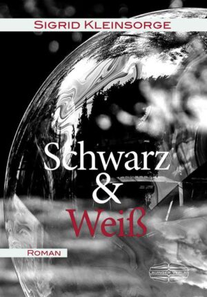 Schwarz Weiß ist eine moderne Familiengeschichte, von Verlust und Wandel geprägt, doch nie versiegt die Hoffnung, der Wunsch nach Zugehörigkeit. Trotz scheinbar unvereinbarer Lebensumstände gibt es immer wieder einen Neuanfang, ein Anknüpfen an Traditionen, immer wieder kann ein kleines Stückchen Glück gelingen. Während Sharifa sich nach dem Verlust ihrer Familie in der Serengeti wieder dem Leben zuwendet und daran zu glauben beginnt, dass der Wind sie in die richtige Richtung treiben wird, bangen Henriette und Konrad um ihren Sohn Markus, der in der Wüste Nevadas gegen seine Drogensucht kämpft.