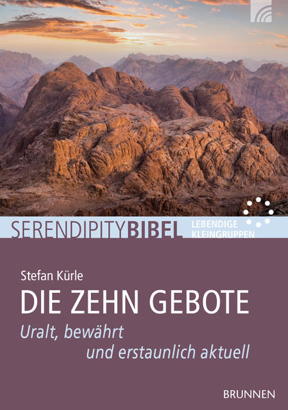 Serendipity bedeutet zufällig „glücklichen Entdeckungen” zu machen. Die Reihe SERENDIPITY -Lebendige Kleingruppen ist ein innovatives Material für Hauskreise und Kleingruppen. Im neuen Heft aus der Reihe SERENDIPITYBIBEL von Stefan Kürle geht es um die Zehn Gebote. Nach ihrer spektakulären Flucht, im Niemandsland mitten in der Wüste und auf dem Weg in ein Land der Hoffnung, nimmt sich Gott Zeit für seine Leute: An diesem Übergang brauchen die Israeliten eine gemeinsame Basis für ihr Zusammenleben. Und Gott gibt ihnen in diesem Kernmoment der jüdischen Geschichte eine Identität: die Zehn Gebote. Sie sind etwas Besonderes, jahrtausendealt — und auch heute noch grundlegend für die Gestaltung unseres Lebens und Zusammenlebens. Schnell triggert das Wort „Gebote” ein ganz bestimmtes Bild in unseren Köpfen. Auf kompetente Art leitet Stefan Kürle an, diese Ordnungen neu zu entdecken: Wie kann ich meine Liebe zu Gott und zum Mitmenschen ausdrücken? Dafür bieten die Zehn Gebote kein Rezept, aber eine unverzichtbare Orientierung. Sie wollen eine Richtung vorgeben, uns herausfordern und infrage stellen. Sie animieren dazu, über ein ideales Leben nachzudenken, und geben uns göttliche Impulse für den unmittelbaren Alltag. Und sie erinnern uns daran, dass Gott zuerst reichlich gibt, bevor er fordert. Das Heft „Die Zehn Gebote. Uralt, bewährt und erstaunlich aktuell” besteht aus zehn informativ aufbereitete Einheiten. Jedes Kapitel enthält Fragen zum Einstieg, den Bibeltext und weiterführende Fragen und Impulse, um intensiver miteinander ins Gespräch zu kommen. Ein ideales Arbeitsmaterial für Bibelkreise aber auch für das Selbststudium geeignet.