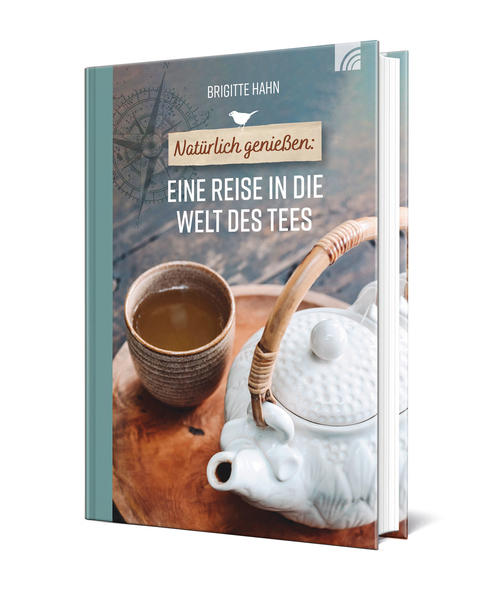 Dieser kleine Tee-Ratgeber ist das perfekte Geschenk für Liebhaber echter Schwarz- und Grüntees, die mehr über Tee-Kulturen, Tee-Zeremonien, Geschichte und Geschichten des beliebten Heißgetränks erfahren möchten. Mit Tee-Rezepten und zahlreichen Bildern. Lassen Sie sich mitnehmen auf eine kurzweilige, überraschende und exotische Reise in die Welt des Tees. Die Tee-Expertin Brigitte Hahn entführt Sie in nahe und ferne Länder und Kulturen, erzählt von der Geschichte des Tee-Anbaus, von faszinierenden Tee-Zeremonien und verblüffenden Anekdoten, die sich um eines der ältesten Kulturgetränke der Welt ranken. Dabei meint man den verführerischen Duft der vorgestellten Schwarz- und Grüntees bereits in der Nase zu haben … Zeit, die Tees selbst zu verkosten oder das eine oder andere Rezept auszuprobieren. Die Reise führt Sie nach: China, das Mutterland des Tees, Japan, das Land der Kirschblüten und des Matcha-Tees, Indien, das Paradies für Teeliebhaber, Russland, das Land der Samoware, England, wo der "Five oClock Tea" erfunden wurde, und Ostfriesland, eine kleine Region mit großer Teekultur.