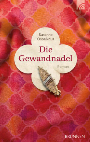 Nach ihrer erfolgreichen Autobiografie „Meine Reise durch das Trauerland” erscheint nun von Susanne Ospelkaus ihr erster Roman „Die Gewandnadel”. Eine Gewandnadel erinnert Josefine an die Liebe ihres Lebens: Harun, der Berber, hatte sie ihr geschenkt. Damals diente sie als junge Rotkreuzschwester an der Afrikafront in Libyen. Heute lebt sie mit 94 Jahre in einem Pflegeheim, ist verwirrt, verängstigt und erinnert sich kaum noch an ihre Vergangenheit. Bis Yakob auftaucht, ein junger Pfleger mit libyschen Wurzeln. Als er in den unverständlichen Lauten, die Josefine von sich gibt, einen alten arabischen Dialekt entdeckt, den er selbst aus seiner Kindheit kennt, wird er neugierig. Susanne Ospelkaus erzählt in ihrem Roman eine anrührende Geschichte, die mit wunderbarer Leichtigkeit schwere Themen verbindet: Eine unerfüllte Liebe, die Arbeit der Rotkreuzschwestern in den Kriegslazaretten des Afrikafeldzuges, das Schicksal der Berber im Norden Afrikas. Eine alte Frau und ein junger Mann, denen sich unabhängig voneinander die Frage nach der eigenen Identität stellt. Beide auf der Suche nach ihren Wurzeln mit der Hoffnung, Frieden für ihre Vergangenheit zu finden. „Ich streiche erneut über das längliche Schmuckstück. Es sitzt sicher an der linken Schulter über meinem Herzen, selbst in der Nacht funkelt es im Mondschein. Hoffnung über meinem Herzen. Hoffnung, die leuchtet. Ja, das brauche ich. Manchmal packt mich die Angst wie ein Wüstensturm. Dann kann ich mich nur hinkauern, den Kopf unter den Armen verstecken und warten, bis die Wucht nachlässt. Ich weiß nicht, wie viel Zeit uns beiden bleibt. Harun küsst meine Stirn, als wolle er die traurigen Gedanken wegküssen. So wie man auf eine wunde Stelle pustet, um den Schmerz zu vertreiben. Ich darf nicht an morgen denken, solange wir uns heute haben.” Buchauszug