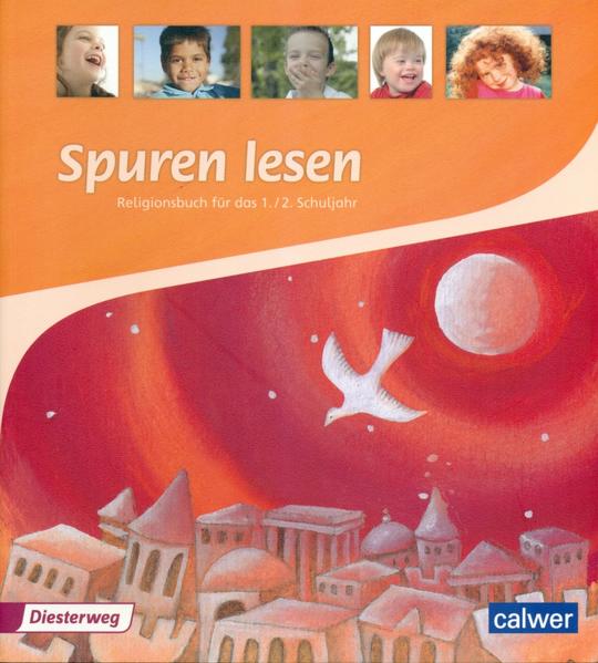 Das moderne Lehrwerk für den evangelischen Religionsunterricht in der Grundschule Spuren lesen knüpft an die Erfahrungswelt der Schülerinnen und Schüler an und ermöglicht aktives, entdeckendes und selbstständiges religiöses Lernen. Das auf der Grundlage der aktuellen Bildungspläne entwickelte Lehrbuch fördert den Erwerb grundlegender Kompetenzen sowie die Entwicklung eines eigenen Standpunktes und einer eigenen religiösen Ausdrucksfähigkeit. Es befähigt die Kinder darüber hinaus, die religiöse Dimension in ihrem Alltag zu entdecken und an der Gestaltung von religiösem Leben teilzuhaben. Spuren lesen zeichnet sich aus durch: • Berücksichtigung aller lehrplanrelevanten Themen • Ansprechende, kindgemäße Illustrationen, die Deutungsoffenheit und Detailtreue verbinden. • Klarer Seitenaufbau, der zum gezielten Wahrnehmen einlädt. • Eine breite methodische Vielfalt in den Arbeitsimpulsen. • Förderung von ganzheitlichem und handlungsorientiertem Lernen einschließlich kreativ-musischer Aspekte. • Gezielte Anregungen und Hilfestellungen zum Theologisieren mit Kindern. • Eine kompetenzorientiert gestaltete Seite am Ende jedes Kapitels, die u.a. hilft, eigenständig den individuellen Lernfortschritt festzustellen • Eine das Buch abschließende Bibelseite (“Die Bibel begleitet uns“), die das Wiederfinden der Texte in einer Kinderbibel anbahnt und ihre Verknüpfung mit der Erfahrungswelt der Kinder noch einmal aufgreift.