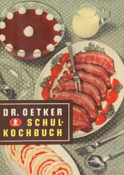 So lecker hat Oma immer gekocht. Das Dr. Oetker Schulkochbuch ist als Bibel des Kochens seit über 100 Jahren aus den deutschen Haushalten nicht wegzudenken. Mit diesem Original-Reprint der Ausgabe von 1952 kann man auf 360 Seiten eine Reise in die Nachkriegszeit machen, in der es nach den mageren Jahren endlich wieder was Ordentliches zu essen gab. Beispielsweise Markklößchensuppe, Fischfrikassee, Königsberger Klopse, Teltower Rübchen, Dampfnudeln oder Weingelee. Schmeckt auch heute noch. Garantiert!