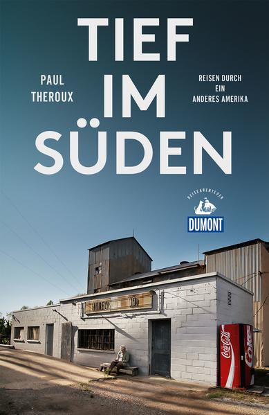 Paul Theroux, der wohl bekannteste Reiseliterat unserer Zeit, erkundet erstmals seine Heimat. Auf seinem Roadtrip durch die Südstaaten erlebt er die USA als ein Land voller Härten, in dem ihm zugleich ungeahnter Mut, Herzlichkeit und Gemeinschaftsgefühl begegnen. Er landet in Geisterstädten, Freikirchen und auf Waffenausstellungen entlang des »Old Man«, des Mississippi. Rassismus und die Folgen von jahrhundertelanger Segregation sind allgegenwärtig. Theroux begibt sich hinein in diese gespaltene Gesellschaft, fragt nach und hört zu, getrieben von einer unstillbaren Neugier auf die Menschen und ihre Leben. Für alle, die die Menschen Amerikas und die Zerrissenheit ihres Landes verstehen möchten – »Tief im Süden« ist das richtige Buch zur richtigen Zeit.