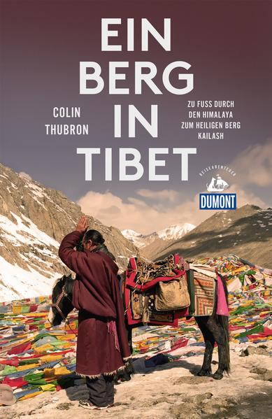 Nach dem Tod seiner Mutter pilgert der berühmte britische Schriftsteller Colin Thubron, ein welterfahrener, weiser alter Mann, nach Tibet. Es wird eine mühe volle Fußreise von Nepal über die tibetischen Pässe zu den magischen Seen unter dem heiligen Kailash, dem heiligsten Berg der Tibeter. Dort mischt er sich un ter die Pilger und nimmt an der rituellen Umrundung des Berges teil. Er spricht mit den Bergführern, mit Bewohnern abgelegener Dörfer, mit Mönchen in verfallenden Klöstern und bringt uns so die Seele der Tibeter näher. Ein tiefgrün diges Buch von großer Erzählkraft.