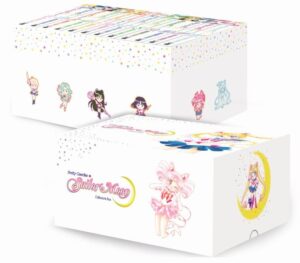 Das hat es so noch nie in Deutschland gegeben! Eine schicke Sammelbox mit allen 12 Bänden von Pretty Guardian Sailor Moon, der erfolgreichsten Shojo- Reihe aller Zeiten. Zusätzlich ist ein exklusiver Geburtstagskalender enthalten, den es sonst nirgends auf der Welt gibt. Extra für diese edle Sammelbox ist es uns gelungen, dieses Gimmick im Einverständnis mit Star- Zeichnerin Naoko Takeuchi zu produzieren. Das beste Weihnachtsgeschenk 2015!