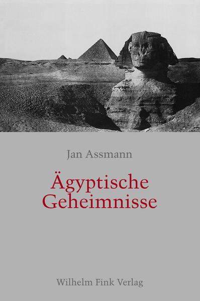 “Tief ist der Brunnen der Vergangenheit”. Wenn irgendwo, dann trifft dieser Satz Thomas Manns auf die altägyptische Religion zu, deren Ursprünge in der Steinzeit liegen. Die Pyramidentexte aus dem 3. Jahrtausend bilden das älteste religiöse Textkorpus der Menschheitsgeschichte. Viele dieser Texte aber waren bis in die römische Kaiserzeit in Gebrauch, so daß noch das Abendland in seinen griechischen und lateinischen Anfängen in diese Brunnentiefe blicken konnte. Herodot meinte, daß die griechischen Götter aus Ägypten stammten. Auch die biblische Überlieferung läßt Israel aus Ägypten hervorgehen, aber nicht im Sinne des Ursprungs, sondern der Konversion. Aus Ägypten mußte ausgezogen werden, um in den Monotheismus einzuziehen. Im Unterschied zur biblischen Offenbarungsreligion läßt sich die ägyptische Religion als eine “Geheimnisreligion” bezeichnen. Das Geheimnis gilt hier als der Inbegriff des Heiligen und das Heilige als Inbegriff des Geheimnisvollen. Die Aufsätze dieses Bandes sind aus jahrzehntelangen Forschungen erwachsen und wollen die ägyptische Welt in Nahaufnahmen sichtbar werden lassen.