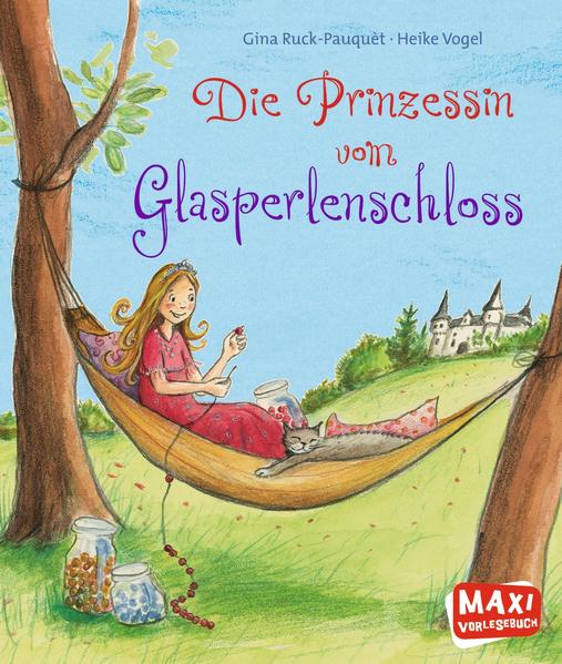 Diese Prinzessin hat ihren eigenen Kopf. Als die kleine Prinzessin die Herrschaft im Land übernimmt, schafft sie zuerst alle Kriege und Waffen ab. Die Dienerinnen sagen, sie solle doch einen der schönen Prinzen heiraten. Aber die Prinzessin spielt lieber mit ihren Katzen, fährt mit ihrem Motorrad herum und spuckt in den Dorfteich. Bis sie eines Tages von einem Prinzen hört, der eine Prinzessin nach der anderen abweist. „Die Prinzessin vom Glasperlenschloss“, eine Geschichte über ein Mädchen mit ihren eigenen und so ganz anderen Vorstellungen vom Prinzessinnen- Sein.