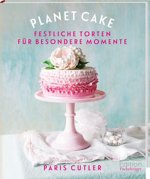 Neues von der internationalen Erfolgsautorin der Planet Cake-Reihe Zahlreiche neue ideen für die schönsten Festtagstorten Mit Tipps und Tricks und vielen Schritt-für-Schritt-Anleitungen für die besten Motivtorten Paris Cutler von Planet Cake verzaubert uns erneut mit ihrer kreativen Tortendekoration und zeigt mit ausführlichen Schritt-für-Schritt-Anleitungen, Tipps und Tricks wie Sie Ihr eigenes Kunstwerk selbst kreieren können. Ein Kuchen aus saftiger Schokolade, Kokosflocken oder Trockenfrüchten, überzogen mit einer Zartbitter-Ganache oder farbigem Rollfondant, dekoriert mit kunstvollen Figuren, eleganten Schleifen, filigranen Blumen, bunten Streusel und glitzernden Diamanten. Es gibt keine schönere Geste für die Liebsten als eine außergewöhnliche selbst gemachte Torte!