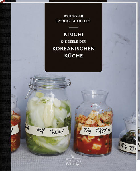 Die Seele der koreanischen Küche Ein Trend setzt sich durch • Die fermentierte Spezialität aus Korea • Über 60 Rezepte für und mit Kimchi • Authentische koreanische Rezepte - leicht nachzukochen Für die Koreaner ist Kimchi Soulfood. Es ist DAS Nationalgericht und die Seele der koreanischen Küche. Für das bekannteste Rezept, Paechu, wird Chinakohl fermentiert. Aber auch andere Gemüsesorten wie Rettich, Kürbis oder Gurken können verwendet werden. Von Suppen und Nudelgerichten, bis koreanischen Pfannkuchen und Teigtäschchen - Kimchi ist viel mehr als eine Beilage. Mal schmeckt es scharf und säuerlich, mal salzig und würzig. Lassen Sie sich von der kulinarischen Köstlichkeit aus dem Land der Morgenstille überraschen!