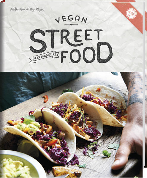 eat this! Street Food - insbesonderes veganes Street Food - erfreut sich immer größerer Beliebtheit Von den Machern des mit dem Food Blog Award 2015 für das beste Design ausgezeichnete Vegan-Blog eat this! Raffinierte Ideen ganz einfach zum Nachmachen für zu Hause Ein Jamaica Burger. Mit einem Patty aus schwarzen Bohnen. Dazu Mango-Slaw. Etwas Limette. Natürlich noch Chili. Und einen Klacks Ketchup. Oh! Mein! Gott! Haben wollen! Aber dafür warten, bis der nächste Food Truck über Mittag wieder im benachbarten Bürokomplex steht? Und hoffen, dass er vielleicht diesmal auch einen veganen Burger dabei hat? Nicht nötig! Denn alles was veganes Street Food heute zu bieten hat könnt ihr dank Nadine & Jörg von eat this! jetzt selbst zu Hause zubereiten. Genießt Burritos, Burger, Wraps und Sandwiches - denn in diesem Buch geht es ums Schlemmen, um Soul Food und um den Spaß am Essen. Mit Freunden, zu zweit oder natürlich alleine - da isst dir auch niemand etwas weg!