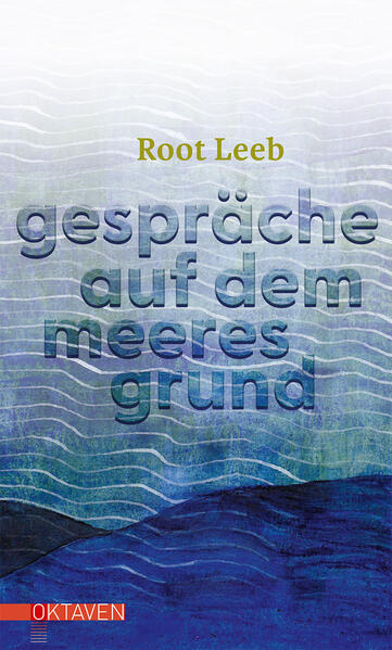 Was erzählen wir uns nach dem Ende des Lebens? »Und es rollt, fließt, tanzt in mächtigen Wogen. Hin und zurück. Das Licht wirft abwechselnd schwarzgrüne Schatten und glitzernde Netze ins Wasser. Tiefem Dröhnen folgt betäubende Stille. ›Woher kommst du?‹ …« Am Grund des Mittelmeeres, das für so viele Ort der Freude und Erquickung und für Unzählige Ort des Vergessens und namenlose Grabstätte ist, erhält diese Frage Antworten. Drei anfangs namenlose Stimmen, drei Menschen und ihre Schicksale treten hier miteinander in Verbindung und können dabei einander nichts mehr verbergen. Alles offenbart sich. Keine Täuschung gelingt. Und so sinkt im mythischen Element Wasser zwar die Vergangenheit auf den Meeresgrund, doch die Geschichte dieser Leben steigt als Klage gegen Unterdrückung und Zwänge, gegen Missachtung und Qual von Armen und Frauen wieder an die Ufer unserer Gegenwart zurück.