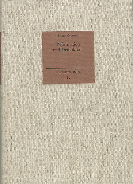 Die mentalen Wurzeln der Demokratie wurden immer wieder in der Theologie der Reformation gesucht, insbesondere in den Ideen der Englischen Revolution, da hier die religiöse mit der politischen Entwicklung zusammenfiel. Hinsichtlich einer Ineinssetzung von puritanism and liberty scheinen jedoch Zweifel angebracht. Der erste Teil der Untersuchung befragt daher die religiösen Theorien der fortgeschrittenen Reformation systematisch nach ihrem demokratischen Gehalt. Der zweite Teil bezieht erstmals die anglikanische Theologie umfassend in den Problemkreis ein und findet hier wesentliche Aspekte demokratischer Individual- und Sozialethik entwickelt, die in Puritanismus und radikaler Reformation weithin fehlen.