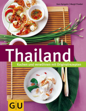 "Haben Sie heute schon Reis gegessen?" Mit dieser freundlichen Frage begrüßt man sich in Thailand! Reis ist allerdings längst nicht alles, was die thailändische Küche zu bieten hat: ob Garnelensuppe mit Zitronengras oder Rindfleischsalat mit Koriander, im tropischen Klima wächst eine Fülle von Gemüsen und Früchten, Kräutern und Gewürzen - und landet inzwischen auch bei uns frisch und knackig im Laden. Drachenfrucht zubereiten? Hier steht, wies geht! Fisch im Bananenblatt? Ruckzuck gebastelt! Das Autorenteam serviert Ihnen über 90 thailändische Originalrezepte, von der klassischen Garnelensuppe über den sauer-scharfen Papayasalat bis zur aktuellen Variante des grünen Thaicurry mit Auberginen. Dazu gibt es Wissenswertes rund um die wichtigsten Zutaten aus der Thai-Küche, das Ganze garniert mit echten Küchengeheimnissen aus Thailand und Tipps zur stilechten Tischdeko.