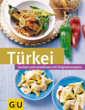 Imam bayildi - der Imam fiel in Ohnmacht, denn die Aubergine war damals so perfekt und genussreich zubereitet, dass sie ihm die Sinne raubte. So war auch gleichzeitig der Name des Rezepts geboren und glücklicherweise ist es bis heute bekannt und zudem ein treffender Stellvertreter für die gesamte türkische Küche - einem Schmelztiegel unterschiedlichster Küchentraditionen am Übergang von Europa zum Orient. Hier mischen sich vertraute Zutaten mit neuen Zubereitungsarten und spannenden Weisen zu würzen: Eine Frikadelle wird mit Kreuzkümmel und Zimt zum würzigen Köfte. Kardamom und Koriander veredeln die Seezunge. Minze, Pinienkerne und Korinthen sind mit Reis die aromatische Füllung für Paprikaschoten. Paprikapaste und Thymian würzen die Joghurtkruste der zarten Lammkeule. Gebäck wie Anisblätter oder Olivenölplätzchen sind süße Verführungen wie aus 1001 Nacht. Der dazu gereichte türkische Kaffee ist ein weiterer Höhepunkt und rundet jedes Essen im stilvoll orientalischen Ambiente ab.