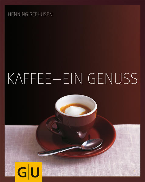 Man trifft sich ... zum ersten Kaffee des Tages, nach dem Einkaufen, nach der Arbeit. Die neue Lounge- und Kaffeehauskultur lockt nicht nur Businessmenschen aus ihren Büros. Man trifft sich an diesem besonderen Ort, wo sich Genuss und Unterhaltung mischen. Bohnenkaffee statt Muckefuck, Melitta-Filter und Kaffee-maschinen waren die Stationen der Entwicklung bis vor wenigen Jahren. Heute schießen Coffee-Shops wie Pilze aus dem Boden und bieten eine riesige Auswahl an Kaffeespezialitäten. Italienische Kaffeebars bringen Italien-Feeling auch in den Norden Europas. Kaffeevertreiber (wie Tchibo) werben mit exklusiven Spezialitäten aus ganz besonderen Anbaugebieten, Wildkaffee, neuer Ernte. Kleine Röstereien bieten frischgeröstete Spezialitäten und werden mit Ihrer besonden Kaffeekultur. Doch was macht wirklich guten Kaffee aus? Diese Frage wird hier beantwortet. Durch Expertenwissen zum Kaffee, Informationen zu aktuelle Trends, über die Kaffeesorten der Welt, die Technik der Zubereitung und über die Geräte. Und dann die Rezepte: Kaffeespezialitäten von perfekt handgebrühtem Kaffee bis zum orientalischen Mokka. Patisseriekunst für zu Hause wie Chilipralinen und Mandelbrownies. Appetithäppchen zum Kaffee von Tramezzini bis Bakklawa - dazu süße und pikante Rezepte, gekocht mit Kaffee wie Mokka-Makrönchen, Lachs mit Espresso-Balsamico-Sauce oder Wildgulasch mit Kaffee-Pflaumen-Confit. Als Extra zeigen Experten, wie sie zu Hause eine fast professionelle Kaffeeverkostung veranstalten. Ein Spaß, der ganz neue Geschmackserlebnisse bietet. Alles in allem ein Buch für Kaffeeliebhaber, Feinschmecker und Genießer.