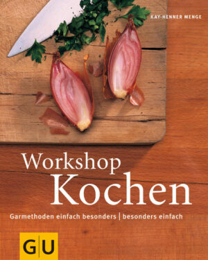 Standen Sie auch schon so manches Mal am Herd und dann vor Fragen wie: Salze ich mein Steak vor oder nach dem Gang in die Pfanne? Warum tritt da immer so viel Wasser aus, wenn ich mein Gulaschfleisch anbrate? Und was ist eigentlich der Unterscheid zwischen Blanchieren und Pochieren? Wenn Sie bisher vergeblich nach den Antworten gesucht haben, sind Sie mit Workshop Kochen bestens bedient! Denn mit diesem innovativen, 216 Seiten starken Kochkurs für zu Hause geht es an die Basis der perfekten Küche: Garmethoden nicht nur kennen lernen und verstehen, sondern vor allem ausprobieren, gekonnt einsetzen und variieren! Was es mit Kochen, Dünsten, Schmoren & Co. auf sich hat, erfahren Einsteiger wie anspruchsvolle Köche in einem Workshop zu Beginn: Welche Zutaten sich für welche Gartechnik eignen, was sich beim Kurzbraten in der Pfanne oder beim Kochen im Topf genau abspielt, Küchenpraxis pur für perfektes Gelingen - all das lesen Sie hier. Und danach geht¿s gleich ans Ausprobieren: mit besonders einfachen Kennenlernrezepten zu jeder Garmethode. Jeweils vier Mal variiert machen sie mehr als deutlich, wie unterschiedlich z. B. gedünstete Möhren oder kurzgebratenes Schnitzel daher kommen können. Im Rezeptteil finden sich dann rund 120 spannende Rezepte von Wok-Garnelen mit grünem Tee bis zu pochiertem Petersfisch in Rotweinsauce, in denen die vor-gestellten Gartechniken entweder ganz pur und besonders einfach oder raffiniert kombiniert und einfach besonders zum Einsatz kommen. Darüber hinaus zeigen viele Varianten zu den Rezepten, wie durch Kombination oder Austausch der Garmethoden aus ein und demselben Gericht etwas völlig Neues wird. Lernen Sie z. B. Lachs nicht nur von seiner pochierten Seite kennen, sondern genießen Sie ihn auch einmal zart und saftig mit der 80°-Methode. Oder zaubern Sie aus Risottoresten eine Risottopizza - Workshop Kochen liefert das Wissen und die Ideen dazu!