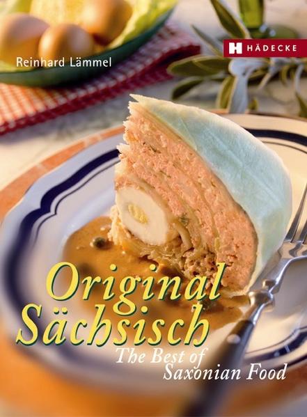 Von Sächsischem Truthahn, Strumpfsohlen und Meißner Fummel Das Geschenkbuch für Liebhaber sächsischer Hausmannskost: Originalrezepte im einzigen Kochbuch der Genussregion Sachsen auf Deutsch und Englisch! Küche, Wein und Bier gehören nicht erst seit August dem Starken zur sächsischen Kultur wie Dresdner Barock, Meißner Porzellan und Johann Sebastian Bach. Als kleinstes Weinbaugebiet Deutschlands hat Sachsen seit dem 12. Jahrhundert eine Sonderstellung, hier wurde in Deutschland zum ersten Mal Pils gebraut und die sächsische Küche ist weit über die Landesgrenzen hinaus berühmt. Authentische Rezepte aus dem Genussland an der Elbe, mit doppelseitigen Foodfotos illustriert und mit kleinen Anekdoten und Informationen über die Historie und die sächsische Küchenkultur garniert, erfreuen Sachsen zu Hause ebenso wie Freunde der sächsischen Küche überall auf der Welt. Ob das bekannte Leipziger Allerley, vogtländische Schusterpfanne, sächsisches Gartenhuhn oder Leipziger Lerchen und Streuselkuchen zum Ditschen - in diesem Buch sind die besten Rezepte zweisprachig auf Deutsch und Englisch zusammengestellt, damit „all over the world“ jeder sein Lieblingsgericht nachkochen kann.