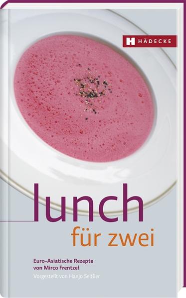 Die Speisen scheinen die Teller kaum zu berühren - sie schweben. Diesen Zustand im Foto einzufangen, ist dem Küchenkünstler Mirco Frentzel über alle Maßen gut gelungen. Seine exzellenten Rezepte, die dazu gestellten Bilder - die er neben der Küchenarbeit selbst „geschossen“ hat - und die federleichte graphische Umsetzung treiben dem Genießer schon beim Durchblättern dieses Kochbuches das Wasser in den Mund. Umrahmt wird das Ganze von Hanjo Seißlers Einführungstexten: oft überraschend, manchmal zum Schmunzeln, immer ein Lesevergnügen. Ob Kokos-Curry-Suppe mit Scampi und rotem Ingwer, Entendöner mit Koriander-Mayonnaise, Schweinefilet mit Wokgemüse und Thai-Basilikum-Waffeln oder Butterkeksmousse mit süßem Pesto: Hier ist ein Genuss-Spagat gelungen, der Tradition und Moderne, Asien und Europa, edel und einfach, teuer und preiswert spielerisch zusammenbringt. Und die raffinierten Rezepte eignen sich hervorragend zum Nachkochen, sollten Sie gerade nicht in der Nähe der anna bar in München sein! Mirco Frentzel, Jahrgang 1978, wirkt in der anna bar am Stachus in München als Küchenchef. Er hat sich nach seinen Ausbildungs- und Wanderjahren zu einem überaus ernst zu nehmenden Küchenkünstler entwickelt, der hiermit sein erstes Kochbuch vorlegt.