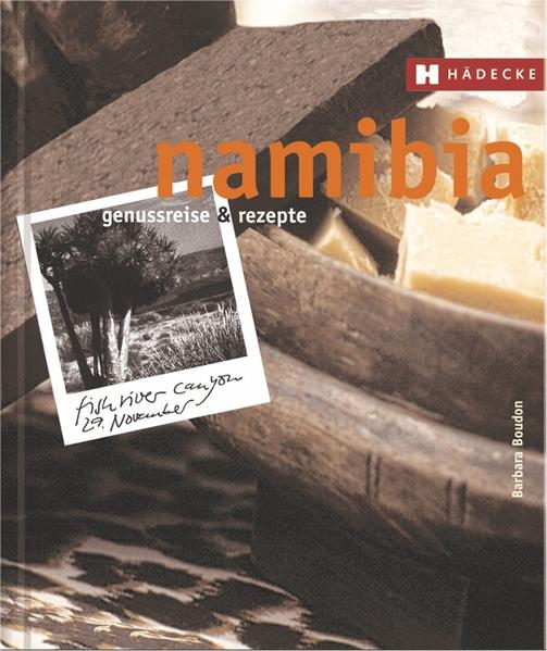 Vom Zauber Afrikas. Kann die Wüste Leidenschaften wecken? Sie kann. Barbara Boudon, kulinarische Globetrotterin ist ihr erlegen und fand in Namibia ihre zweite Heimat. Sie liebt das Land, die unkomplizierte Lebensart der Bewohner, ihre Geselligkeit und Gastfreundschaft und die Kreativität, mit der die Namibier aus den Früchten des Landes und dem Wild der Savannen ihre typische Küche entwickelt haben. Die namibische Küche kommt ohne Schnörkel aus. Die Zutaten im Land sind frisch und unbehandelt und lassen jedes Gericht zum Festmahl werden. Die Rezepte wurden von der Autorin so ausgewählt, dass sie auch für uns mit einheimischen Wildarten leicht nachzukochen sind und ihre Originalität bewahren. Wie in vielen ehemaligen Kolonien spiegelt sich auch in Namibia die wechselvolle Geschichte des Landes in seiner Küche: Die Naturküche der Ureinwohner verbindet sich mit den Heimat-Rezepten der Einwanderer, der Deutschen, der Buren und Portugiesen, was man an der ”boerewors”, der namibischen Antwort auf die deutsche Bratwurst trefflich belegen kann. Doch nicht nur aus historischem Interesse, sondern schlicht und einfach, weil sie gut schmeckt, ist die namibische Küche einen Versuch und Namibia eine Reise wert - nicht zuletzt, weil es ein Eldorado für Segelflieger, Jäger und Fotografen ist. Ein ausführlicher Adressteil mit Restaurant-, Übernachtungs- und Einkaufsempfehlungen hilft bei den Vorbereitungen einer Reise abseits der ausgetretenen Touristenpfade. Stimmungsvolle Landschaftsaufnahmen und Rezeptfotos von Katja Dingel (The Food Professionals), die das Wasser im Munde zusammenlaufen lassen, alle unter der Sonne Namibias aufgenommen, erhöhen die Vorfreude.