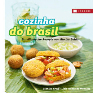 Zur „Alegria“, der brasilianischen Lebensfreude, gehören Musik und Tanz, gutes Essen und Trinken unbedingt dazu! Mit den Rezepten dieses Buches können Sie ganz leicht mitfeiern, denn sie bieten von der Vorspeise über Hauptgerichte - mit Fisch, Fleisch oder Gemüse - bis zu Nachspeisen und Getränken das Beste vom heißen Norden bis zum kühlen Süden aus dem bunten Mix brasilianischer Kulturen. Die Rezepte sind so ausgewählt, dass sie auch bei uns gut zubereitet werden können. Für spezielle Zutaten gibt es Tipps für Alternativen oder Hinweise, wo sie erhältlich sind. So gelingt die Feijoada genauso wie die beliebte Moqueca mit Fischen und Meeresfrüchten, ganz zu schweigen von den Batidas oder einer perfekten Caipirinha! Mit diesen Originalrezepten von Rio bis Bahia kann das Fest beginnen: egal ob als Stimmungsaufheller an trüben Tagen, zur WM 2014 in Brasilien oder als besonderes kulinarisches Highlight der nächsten Party!