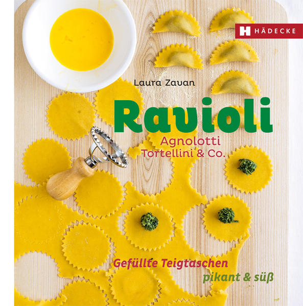 Laura Zavans Liebe zu den gefüllten Teigtaschen zeigt sich schon in ihrem Wochen-Menüplan: Montags gibt’s Tortellini, dienstags Agnolotti, mittwochs Ravioli, donnerstags Cappelletti, freitags Plin, samstags Ravioloni und sonntags Tortelloni. Ihre authentischen Rezepte und raffinierten Füllungen verführen zum Nachmachen: beispielsweise Ravioli mit Nüssen und Gorgonzola oder mit Lachs, Rucola und Pistazie, Safran-Tortelli mit Mangold, Agnolotti mit Rindfleisch- und Endivienfüllung oder schwarze Ravioli mit Dorade und Kirschtomaten. Selbst vor süßen Experimenten macht sie nicht halt - frittierte Ravioli mit Honig-Ricotta-Füllung oder gefüllte Schokoladenherzen zeigen die süße Seite des Nudelteigs mit besonderem Inhalt. Das Grundrezept für Nudelteig und seine Varianten mit unterschiedlichem Mehl oder in unterschiedlichen Farben (schwarz mit Sepiatinte, grün mit Kräutern oder Spinat, gelb mit Safran), die verschiedenen Formen von Agnolotti über Cappeletti bis Tortelloni, sowie eine Auswahl an Saucen (Salbeibutter, Tomatensauce mit Basilikum und Ragø) machen Appetit auf den hausgemachten Hochgenuss, zu dem nicht viel nötig ist, außer dem richtigen Werkzeug (kaum der Rede wert), ein bisschen Übung (schnell gelernt) und Freude an neuen Ideen … fertig!