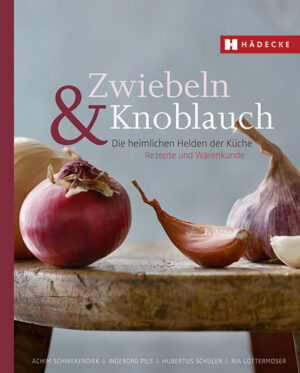 Hier lohnt sich jede Träne! Ohne Zwiebeln und Knoblauch ist ein Gericht schlicht unvollendet, findet Achim Schwekendiek. Deswegen verschafft er den kulinarischen Alleskönnern nun die Aufmerksamkeit, die sie verdienen: Ob rote Höri-Bülle oder Metzgerzwiebel, rosa Schalotten oder Lauchzwiebeln, kleine weiße Zwiebelchen und Knoblauch - die Kreationen des renommierten Sternekochs stellen die Alliumgewächse in den wohlverdienten Mittelpunkt. Jetzt heißt es: Bühne frei für die heimlichen Küchenhelden! Die Rezepte sind eingeteilt in die Rubriken Party Time, After Work, Lunch Time, Familienküche und Low Budget. Sie bieten Heimisches und Exotisches, Leichtes und Deftiges, sind mal einfach, mal raffiniert, aber immer gut umsetzbar und eignen sich für kleine und große Einladungen ebenso wie für ein Abendessen oder die Mittagspause. Die Warenkunde informiert über die Zwiebel-Vielfalt, die Fotos von Hubertus Schüler setzen sowohl die Rezepte als auch die einzelnen Zutaten stimmungsvoll in Szene. Aktuelle Zusatzinfo: Die Zwiebel ist Heilpflanze des Jahres 2015.