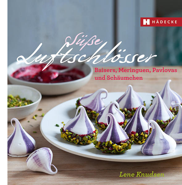 Sweet Nothings. Rezeptideen, die auf der Zunge zergehen: Schicke Mini-Schäumchen im attraktiven Streifenlook und in unterschiedlichsten Geschmacksrichtungen oder geschichtete Pavlovas, gefüllt mit Kompositionen aus frischem Obst und sahniger Creme. Dazu Baisers, Meringuen und Schokoküsse, klassisch groß oder als Minis in Tortenform, die festlich, verspielt oder mit Eis verfeinert den bunten Reigen der luftigen, Patisserie-Schätze vervollständigen - der süße Himmel auf Erden!