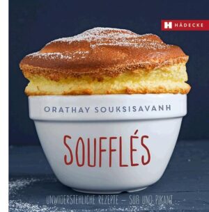 In luftige Höhen. Für ein gutes Soufflé muss man kein Profi sein, es braucht nur eines der 19 salzigen oder 14 süßen Rezepte von Orathay Souksisavanh, einen Backofen und… Geduld! Denn das ist die wichtigste Zutat, ansonsten ist für die abwechslungsreichen Soufflés nicht einmal ein Wasserbad nötig, die Zubereitung im Backofen gelingt hervorragend. Ob Ziegenkäsesoufflé mit Cranberrys, Kürbissouffle mit Speck oder Krebs-Kokos-Soufflé, ob Schokolade, Vanille oder Passionsfruchtsoufflé, die Zutatenliste ist lang und abwechslungsreich: Es gibt pikante Soufflés mit Käse, Gemüse oder Fisch und süße mit flüssigem Kern oder Früchten. Sobald die Soufflés über sich hinausgewachsen, sanft gebräunt und wunderbar aufgegangen sind, bleibt nur noch: mit Stolz geschwellter Brust servieren und genießen!