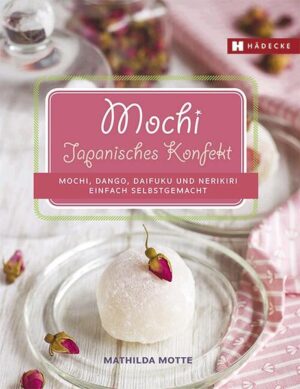 Die süße Seite Japans. Mochi gehören zu den bekanntesten japanischen Süßigkeiten und werden oft fälschlicherweise mit „Reiskuchen“ übersetzt, obwohl sie nicht gebacken werden. Ihre weiche Konsistenz verdanken sie dem glutenfreien zerstampften Klebreis bzw. Klebreismehl, aus dem sie hergestellt werden. Mathilda Motte, die dieses ganz besondere Konfekt während eines Japanaufenthalts kennen und lieben gelernt hat, zeigt, wie sich im Handumdrehen authentische Mochi, Dango, Daifuku oder Nerikiri herstellen lassen. Wobei sie neben den Originalzutaten auch europäische Alternativen angibt, die selbst die erfahrensten Augen und Gaumen täuschen. Dabei erleichtern ihre detaillierten Zeichnungen der Grundschritte die Herstellung der süßen Köstlichkeiten. Anders als im Westen wird das Konfekt aus Japan nicht als Dessert sondern als Zwischenmahlzeit serviert. Zu besonderen Anlässen, wie Neujahr oder dem Kirschblütenfest, gibt es sogar ganz spezielle Mochi, ebenso spielen sie bei der japanischen Teezeremonie traditionellerweise eine wichtige Rolle. Die Grundform der Mochi sind einfache Kugeln oder Würfel, die aromatisiert, gefüllt, liebevoll geformt und verziert werden. Dango sind Mochi in Kugelform, die auf Spießen mit drei oder vier Stück serviert und manchmal zusätzlich mit Sirup beträufelt werden. Daifuku sind gefüllte Mochis, die aus einer äußeren weichen Schicht und einer cremigen Füllung bestehen, sozusagen die japanische Version der Macarons. Nerikiri sind besonders fein und zart und entsprechend ihrer Zutaten liebevoll zu Blüten, Orangen, Quitten oder Esskastanien geformt.