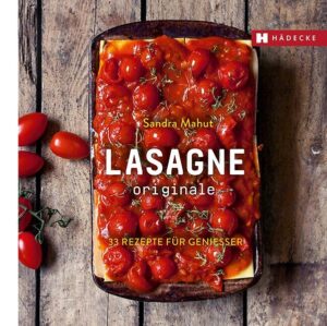 Schichtwechsel für Genießer. Unkompliziert und abwechslungsreich sind die 33 Rezeptideen für Lasagne, die Sandra Mahut in ihrem neuen Themenbuch versammelt hat. Ob klassisch mit Bolognese oder vegetarisch, ob mit Fleisch, Fisch oder Gemüse - Lasagne passt einfach immer! Das schwierigste an ihr ist die Entscheidung, welche Lasagne in den Ofen kommen soll. Das Prinzip, Nudelplatten, Tomaten- und/oder Béchamelsauce sowie diverse Zutaten in eine Form zu schichten und dann in den Backofen zu schieben, lässt sich von schlicht bis üppig variieren und wie so oft im Leben, sind es auch bei der Lasagne die „inneren Werte“, die zählen: Cheddar und Chorizo, Pilze, Spinat und Coppa, Kirschtomaten, Taleggio und Pute, Lachs, Miesmuscheln und Dill, Spinat und Sardellen, Auberginen, Pesto und Mozzarella, Kartoffeln, Zucchini und Scarmoza, Spargel und Eier, Rohkost mit Zucchini und Burrata oder vier Käsesorten, die Variationsmöglichkeiten sind schier unendlich, der Phantasie für Zutaten, hier eignen sich auch Reste hervorragend, und Gewürze sind dabei nur die eigenen kulinarischen Vorlieben als Grenzen gesetzt. Die Rezepte des Buches sind für 6 Personen gerechnet und eignen sich damit auch sehr gut für eine größere Runde bzw. eine kleine Einladung. Außerdem lässt sich das geschichtete Ofengericht wunderbar vorbereiten, ist einfach in der Zubereitung ist und wenn es erst mal im Ofen ist, kann man sich in aller Ruhe anderen Dingen, der Familie oder den Gästen zuwenden.