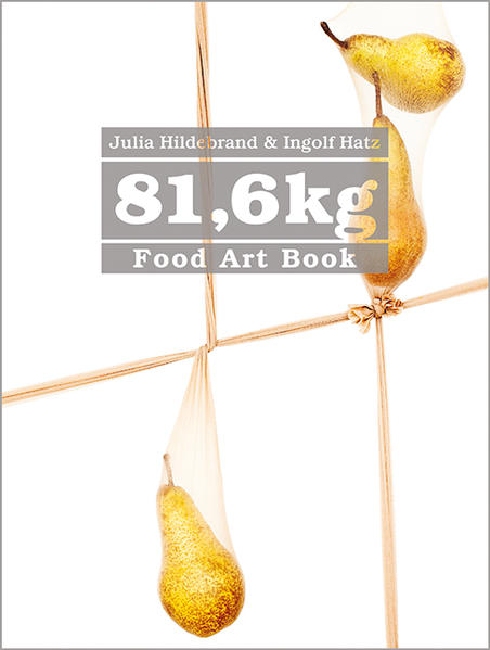 Im Schnitt wirft jeder Bürger in Deutschland pro Jahr 81,6 kg Lebensmittel in den Müll. Um diese Zahl zu visualisieren haben Julia Hildebrand und Ingolf Hatz sich ein außergewöhnliches Konzept überlegt. Die Idee: Jedes Bild steht stellvertretend für ein Gericht. Die fotografierten Lebensmittel haben sie gewogen und in Seidenstrümpfe verpackt. Alle Motive zusammen sind 81,6 Kilo schwer. Betrachtet man den Inhalt aller Motive, wird deutlich, um welche große Menge Lebensmittel es sich handelt. Um das Projekt für den Betrachter auch sinnlich erfahrbar zu machen, haben sie ihre Kunstfotos in Rezepten interpretiert. Im ersten Teil des Buches werden die Kunstbilder mit dem dazugehörigen Gewicht und dem jeweiligen Rezeptfoto verknüpft. Im zweiten Teil finden sich die von Mike Oehlke kreierten Rezepte zum Nachkochen. „Die beiden Fotografen Julia Hildebrand und Ingolf Hatz leisten mit ihrem Food Art Book einen wichtigen Beitrag zur Erhöhung der Wertschätzung gegenüber Lebensmitteln.“ Sagt Dipl. Ing. Gerold Hafner, Universität Stuttgart, in seinem Vorwort zum Buch. Und weil auch uns als Verlag diese Wertschätzung am Herzen liegt, möchten wir nun diesem edel gestalteten, sinnstiftenden Buch eine neue Heimat bieten und wünschen ihm noch viele interessierte Leser! Mit einem Vorwort von Dipl.-Ing. Gerold Hafner, Universität Stuttgart, einer Einleitung von Prof. Dr. Michael Rychlik, TU München und Rezepten von Mike Oehlke, Herrenhaus, Wasserburg.