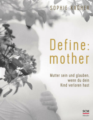 In "Define: mother" erzählt Sophie Kröher authentisch und einfühlsam die Geschichten von Müttern aus ganz Deutschland, die ihr Baby noch im Bauch oder kurz nach der Geburt verloren haben. Sie hält die Spannung zwischen offenen Fragen, Zweifeln an Gott und der Hoffnung auf ein erfülltes Familienleben aus und erzählt auf zweierlei Weise: mit Worten und Fotografien. Ein Buch das ermutigt, auszusprechen was wehtut-denn das schenkt neue Freiheit.