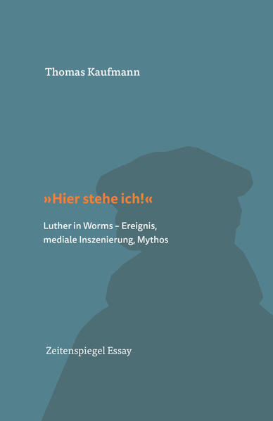 Der Luther-Moment-unter der Lupe „Hier stehe ich, ich kann nicht anders-Gott helfe mir Amen!“ Bekennermut vor dem Kaiser, der den Erfolg der ganzen Reformation besiegelte, das ist wohl der Luthermythos überhaupt, der folgenreichste, der entscheidende Gründungsmythos protestantischer Identität. Aber eben doch ein Mythos: Denn Luther hat das 1521 auf dem Reichstag in Worms als Abschluss seiner Rede nicht gesagt, jedenfalls nicht so. Was hat er überhaupt genau gesagt, was hat er gemeint, ab wann und von wem wurde die pathetische Formel medial so weit verbreitet? Thomas Kaufmann nimmt in einem virtuosen, ebenso mikrogeschichtlich detailverliebten wie weitgespannten Essay diesen für die deutsche Geistesgeschichte enorm prägenden Mythos auseinander und legt dessen historischen Kern erstmals richtig frei. Die Szenerie des Wormser Reichstags mit ihrer personellen und machtpolitischen Ausgangskonstellationen wird ebenso anschaulich aufgerufen wie Luthers lange Reise von Wittenberg in die Stadt am Rhein, wo (so sah Luther das) Teufel soviele wie Dachziegel auf ihn lauerten. In der minutiösen Interpretation der Quellen zu Luthers Erscheinen auf dem Reichstag am 17. und 18. April erreicht Kaufmann eine unerhörte Dichte und Genauigkeit, die zu verblüffenden neuen Einsichten in den Ablauf der Ereignisse und Luthers emotionale Situation in den zwei entscheidenden Tagen und der Nacht dazwischen führt. Von da aus erschließt Thomas Kaufmann die lange Geschichte der Wirkungen und Folgen von Luthers Schlussworten neu, der Zitationen und Berufungen auf den gefeierten ‚Luther-Moment‘, der in der Tat von Anfang an auf Wirkung und mythische Überhöhung hin ‚gemacht‘ worden war. Das heroische Vorbild, die sich auf ihr Gewissen berufende, den Widerruf standhaft verweigernde Ikone Luther bot Widerständlern gegen das „Dritte Reich“, US-amerikanischen Bürgerrechtlern, aber auch strammen Nationalisten, Kirchenführerinnen und -führern, Politikern oder moralisch aktivierten Christen- und Gewissensmenschen in NGOs unserer Tage eine Identifikationsfigur. Was wäre aber, wenn das Ich, das da stand und steht, unsicher und brüchig erschiene? Wenn zwar große Männer Geschichte machen, aber die Geschichte auch immer über sie hinaus und hinweg geht?