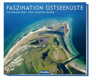 Eindrucksvolle Aufnahmen des renommierten Luftbildfotografen Martin Elsen zeigen die Schönheit und die Wahrzeichen der Ostseeküste aus neuen, überraschenden Blickwinkeln. Die traumhaften Bilder dokumentieren die ganze Schönheit der Faszination Ostsee. Auf der Reiseroute liegen Top- Spots wie Flensburg, Kiel, Schleswig, Fehmarn, Lübeck, Wismar, Schwerin, Rostock, Darß, Hiddensee, Stralsund, Rügen oder Usedom. • Auf mehr als 200 Bildern präsentiert Martin Elsen die unglaublich farbenreiche Ostsee mit ihren Stränden, Steilküsten und Städten aus der Vogelperspektive und zeigt diese einzigartige, lebendige Landschaft, die die Ostsee im Laufe der Zeit geformt hat. Die spektakulären Perspektiven auf Königstuhl oder Kap Arkona sind »Urlaub für die Augen« und machen Lust auf das beliebte Reiseziel Ostsee. Segler finden auf den Aufnahmen viele schöne Anregungen für Segelgebiete, Häfen und Ankerplätze. • Die landschaftlichen Aufnahmen werden ergänzt von besonderen Fotos, die den Stadtkern der Hansestädte Wismar, Lübeck und Stralsund völlig neu entdecken lassen. Ein einzigartiger Bildband, der Bewohner und Besucher der Ostseeküste gleichermaßen begeistern wird. • Der Luftbildfotograf Martin Elsen fliegt jedes Jahr in den Sommermonaten über Deutschlands Küsten, um diese einzigartigen Landschaften zu fotografieren. In seinem Buch Faszination Ostsee sind Bilder aus den vergangenen drei Jahren abgebildet, für die er mehr als 4000 Flugkilometer zurückgelegt hat.