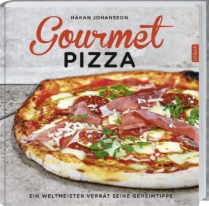 Nachdem er etwa 40 Pizzerien in New York ausprobiert hatte, wusste der mehrfach ausgezeichnete Bäcker Håkan Johansson (World Baker of the year 2015) genau, wie eine Gourmet-Pizza sein sollte: eine Pizza mit neapolitanischen Wurzeln und guten schwedischen Zutaten. In Gourmet-Pizza verrät der passionierte Pizzabäcker uns seine besten Rezepte, Tipps und Tricks. Alles was Sie für die beste Pizza der Welt brauchen, finden Sie in diesem Buch: einfache Zutaten, verarbeitet zu 25 herzhaften und 5 süßen Rezepten, dazu Grundrezepte für verschiedene Pizzateige und Saucen, nützliche Tipps zur Zubereitung und eine Anleitung, wie das Formen der Pizzaböden ganz ohne italienische Gene klappt. Neben klassischen Pizza-Rezepten mit Mozzarella, Schinken und Champignons bietet Håkan Johansson auch ungewöhnlichere Kreationen wie Pizza mit Ziegenkäse, mit Kartoffeln und Speck oder mit Kürbis und sogar Pizza als süße Desserts an.