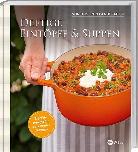 Herzhaft, lecker und gesund: Suppen und Eintöpfe Es ist kein Wunder, dass Suppen und Eintöpfe zu den Lieblingsgerichten der Landfrauen zählen. Ob als Vorspeise oder als sättigende Mahlzeit: Suppen und Eintöpfe sind vielseitig, schmecken und wärmen. Zudem lassen sie sich gut vorbereiten und eignen sich perfekt zum Mitnehmen für die Mittagspause. Welche Zutaten Sie für ein deftiges Eintopfgericht benötigen und mit welchen Tricks die Festtagssuppe garantiert gelingt, das zeigen die Landfrauen aus Uplengen in Niedersachsen in ihrem Kochbuch. Schauen Sie den Köchinnen über die Schulter: Erprobte Landfrauenrezepte für garantiertes Gelingen Übersichtliche Gliederung, strukturierte Zutatenliste und Zeitangaben Klassische Hausmannskost und Rezepte, die überraschen Eintöpfe und Suppen für alle Jahreszeiten: vom herzhaften Gemüseeintopf bis zur kalten Stachelbeersuppe Nach »Himmlische Torten« das neue Buch der Uplengener Landfrauen So kochen die Landfrauen - kochen Sie mit! Auch für dieses Kochbuch haben die Uplengener Landfrauen wieder die Rezeptbücher ihrer Mütter und Großmütter hervorgeholt. Was auf handgeschriebenen Notizen von Generation zu Generation weitergegeben wurde, können Sie jetzt mit einfachen Schritt-für-Schrittanleitungen selbst kochen: Möhreneintopf, Porreesuppe mit Nudeln und bunte Fischsuppe - erprobte, einfache Eintopfgerichte ohne viel Schnickschnack. Doch die neue Generation der Landfrauen hat die traditionellen Rezepte der deutschen Küche schon längst weiter entwickelt. Ihre Eintöpfe und Suppen bringen die weite Welt auf den heimatlichen Esstisch: Kürbissuppe mit Kokosmilch, feuriges Chili und holländischer Eintopf sind die neuen Favoriten. Die Suppen und Eintöpfe der Landfrauen machen satt und wärmen von innen - freuen Sie sich auf dampfende Köstlichkeiten! »Kaum eine Kochanleitung wird […] so erprobt sein wie die Rezepte, die die Uplengener Landfrauen in diesem Buch empfehlen.« B.Z.