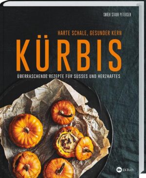 Kürbissuppe? Veggie-Burger? Am liebsten alles! Kürbis-Kartoffelsalat, Kürbis-Tacos oder Focaccia mit Kürbis: Es gibt keinen Grund, das schmackhafte Gemüse immer nur als Suppe oder Ofengemüse zuzubereiten! Ob als pikante Mahlzeit oder süße Leckerei: Sören Staun Petersen weiß, welche kulinarischen Möglichkeiten im Kürbis stecken. Selbst die klassische Kürbissuppe bereitet der dänische Koch auf eine überraschende Art und Weise zu und serviert sie mit Grünkohl-Chips. Über 50 Rezepte mit Kürbis - vegetarisch oder mit Fleisch Kreative Ideen für Hauptspeisen und Salate: von einfach und schnell bis verblüffend und raffiniert Backen mit Kürbis: Zimtschnecken, Brownies, Käsekuchen u.v.m. Süße Rezepte für Kürbismarmelade und eingelegten Kürbis Harte Schale und weicher Kern: Überblick über Kürbis-Sorten und Tipps zur Lagerung Kann mehr als orange leuchten und lecker schmecken: gesunde Rezepte mit Kürbis Die Kürbis-Gerichte aus diesem Kochbuch sind nicht nur köstlich und originell - sie sind auch gesund! Ob Spaghettikürbis, Butternut oder Hokkaido: Alle Kürbisse sind reich an Vitaminen und Mineralstoffen. Besonders wertvoll ist ihr hoher Gehalt an Beta-Carotin, das zellschädigende Radikale abfängt und vor Herz- und Gefäßkrankheiten schützt. Außerdem enthält Kürbis viele sättigende Ballaststoffe und wichtige Mineralstoffe wie Kalium, Magnesium, Kalzium und Eisen - Kürbis kann so viel mehr als nur den Herbst verschönern! Kein Wunder, dass Kürbis kreative Köche wie Sören Staun Petersen zu innovativen Rezepten voller Aromen inspiriert - lassen Sie sich von seinen Kochideen überraschen!