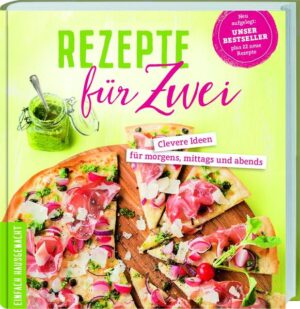 Endlich ist er wieder da, unser Buchklassiker „Rezepte für Zwei“ mit einfach hausgemachten Rezepten für morgens, mittags und abends: aktualisiert, aufgehübscht und um 22 neue Rezepte reicher! Auch wenn wir an Optik und Inhalt noch einmal mit viel Feingefühl gefeilt haben, so sind wir von der Ursprungsidee keinen Millimeter abgerückt: Auch in dieser überarbeiteten Sammlung mit „Rezepten für Zwei“ laden wir Sie herzlich ein, etwas Neues auszuprobieren. Nein, nichts Kompliziertes, nichts Zeitaufwändiges: sondern etwas Einfaches, etwas Hausgemachtes. Der vielzitierte „Aufwand nur für uns zwei“ lohnt sich hierbei auf alle Fälle! Woher wir das wissen? Wir haben es auch diesmal ausprobiert - und das Ergebnis ist erneut eindeutig: Ob es die Snacks waren oder die Rezepte für ein festliches Dinner: Die von uns bekochten Gäste waren hellauf begeistert. Wir hoffen daher sehr, dass auch Sie auf ebenso viel Begeisterung stoßen, wenn Sie unsere „Rezepte für Zwei“ ausprobieren. Ein Tipp von uns: Kochen und Backen Sie doch all die köstlichen Gerichte schon in trauter Zweisamkeit. Die Küche ist tatsächlich noch immer der beste Ort, um miteinander zu reden - ungezwungen und mit viel Spaß. Das mussten wir übrigens nicht lange ausprobieren. Das wissen wir aus eigener Erfahrung nur zu gut … Wir wünschen Ihnen viel Spaß mit unseren „Rezepten für Zwei“ - und guten Appetit!