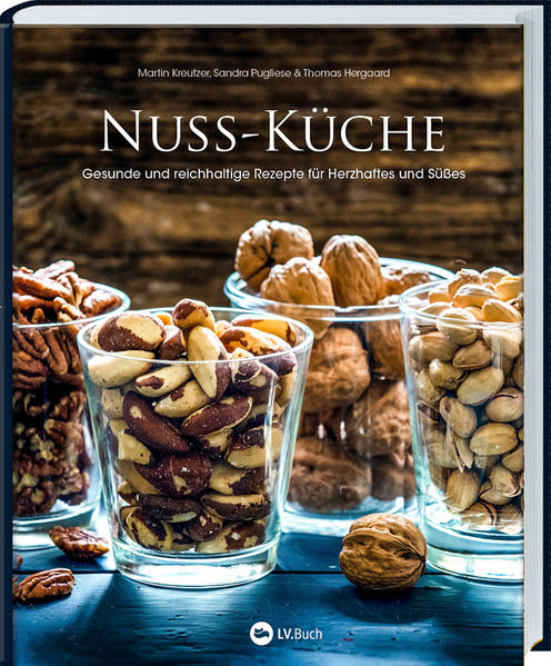 Sündhaft leckere Gerichte mit Nüssen: Entdecken Sie die Superhelden der Natur! Welche Nüsse sind am gesündesten? Welche Rezepte mit Macadamianüssen, Pistazien oder Pekannüssen schmecken der ganzen Familie? Martin Kreutzer und Sandra Pugliese zeigen in ihrem Kochbuch, wie einfach Sie die kernigen Kraftpakete in Ihrem Speiseplan unterbringen. Darüber hinaus erfahren Sie Wissenswertes zu Nährwerten und Inhaltsstoffen der verschiedenen Nusssorten und lernen ihre vielfältigen positiven Effekte auf Körper und Seele kennen. Ob köstliche Salate mit Nüssen oder selbstgemachte Haselnussmilch: Von herzhaft bis süß kommen alle Geschmacksnuancen der aromatischen Schalenfrüchte auf den Tisch. Über 40 Getränke und Gerichte mit Nüssen: Anschaulich erklärt - schnell zubereitet Von simpel bis raffiniert: Rezepte für kalte Gerichte, Snacks und Salate, Brote, warme Hauptgerichte, Desserts und Kuchen „Das mach‘ ich selbst!“: Ganz einfach Granola, Kokosmilch oder Nussbutter herstellen Immunbooster Schalenobst: Nährwerte und Wirkstoffe beliebter Nuss-Sorten Knackig und kernig: Mit gesunden Nüssen schmeckt alles besser! Haben Sie schon einmal Nutella selbstgemacht? Eine Sensation! Mit den Ideen aus diesem Rezeptbuch verleihen Sie Klassikern wie Frikadellen oder Apfelkuchen eine aufregende Note. Probieren Sie exotische neue Hummus-Rezepte mit Aubergine und Haselnussbutter oder beeindrucken Sie Ihre Gäste mit der perfekten Dukkah-Gewürzmischung oder einem ausgefeilten Kokos-Chutney mit gegrilltem Lachs. Wenn Sie die Nüsse karamellisieren, rösten oder als Granola-Rezept zubereiten, finden sie überall Verwendung - als Brotaufstrich, Garnierung oder im selbstgemachten Müsli. Entdecken Sie den besonderen Crunch! Diese knusprig-leckeren Rezeptideen mit Nüssen machen garantiert süchtig nach mehr. »Simpel bis raffiniert, von knackigen Salaten über Pesto, Chutneys, Hummus oder Brot bis zu Nutella und anderen Süssigkeiten. Unbedingt die kleinen Bounty-Riegel nachmachen!« Schweizer Illustrierte »Dass sich Nüsse für alle möglichen Speisen und Getränke anbieten, das beweisen die Autoren mit ihren abwechslungsreichen Rezepten.« RP. Online »Das Buch beinhaltet nicht nur wunderbare Rezepte, sondern ist auch von der Gestaltung ein echter Hingucker.« magischeskochen