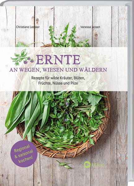 Essbare Kräuter und Pflanzen sammeln für die Wilde Küche Was für eine romantische Vorstellung - Kochen mit den Früchten der Natur. Tatsächlich ist der Tisch reich gedeckt, denn überall sind essbare Pflanzen zu finden: ob bei einer Kräuterwanderung oder Pilzsuche, bei der Ernte von Blüten am Wegrand oder dem Sammeln von Nüssen und Beeren im Wald. Das Buch von Christiane Leesker und Vanessa Jansen enthält leckere Rezepte, die Lust auf das Zubereiten wilder Pflanzen machen und sich je nach Ausbeute variieren lassen. Vom feinen Wildkräuter-Omelett über Bärlauch-Ravioli bis zu Blaubeerpfannkuchen und Kürbis-Maronen-Risotto findet jeder und jede eine Leibspeise. über 40 überwiegend vegetarische Rezepte mit Kräutern, Beeren, Blüten, Nüssen und Pilzen Wildfrüchte: Rezepte in Soßen, Chutneys, Konfitüren und Gelees mit Waldbeeren Waldpilze : leckere Pilzgerichte aus der Pfanne und Ideen für Pilzsaucen Nüsse und Maronen: Süße und herzhafte Rezepte von Kuchen bis Risotto Kochen mit Wildkräutern: Ob in Dip oder Pesto, Gnocchi oder Crêpe Wildkräuter, Waldbeeren, Pilze & Co. - Essen aus der Natur Die stimmungsvollen Fotos von Vanessa Jansen sind eine Einladung in die kulinarische Welt der essbaren Wildpflanzen. Sie zeigen Pflanzenarten aus Wäldern und Wiesen, und natürlich die mit Liebe angerichteten Speisen, die man daraus zaubern kann. Lassen Sie sich zum Kochen inspirieren, mit Bucheckern, Maronen, hübschen Blüten oder den vielen Kräutern, die oft unbemerkt ganz in unserer Nähe wachsen. Ob als Hauptgericht, Beilage oder Nachspeise - geschmacklich spielen die wilden Köstlichkeiten sicher eine Hauptrolle! »Abgerundet wird das Buch durch stimmungsvolle Fotos und einen übersichtlichen Saisonkalender.« Bergisch genießen »Hilfreich ist eine Übersicht, wann was in der Natur geerntet werden kann.« Main-Echo